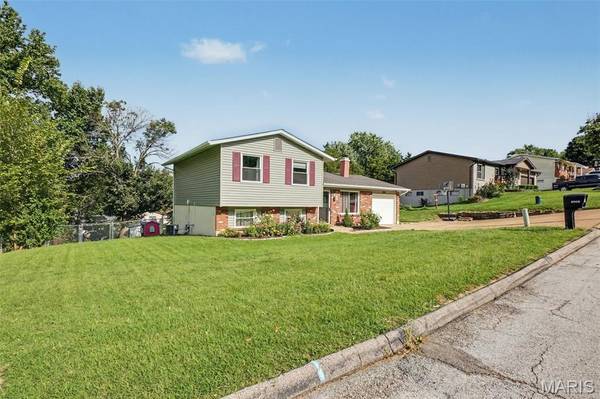 2221 Country Wood DR, Imperial, MO 63052