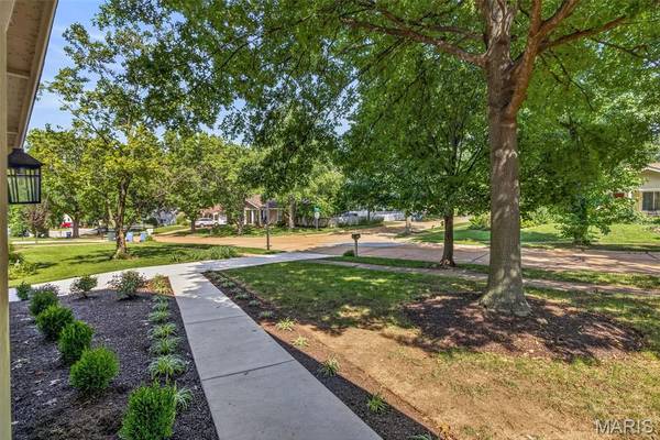 807 Garonne DR, Manchester, MO 63021