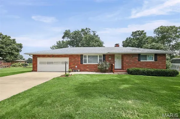 4803 Paris DR, Godfrey, IL 62035