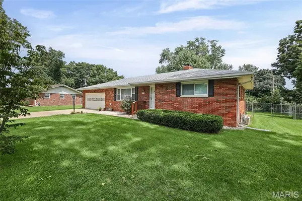 4803 Paris DR, Godfrey, IL 62035