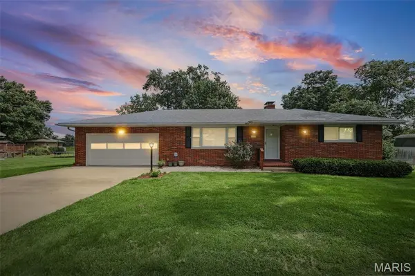 4803 Paris DR, Godfrey, IL 62035