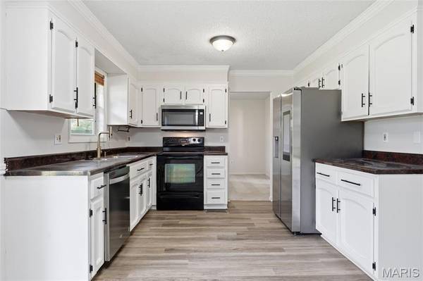 30 Mar Jacques DR, Belleville, IL 62226