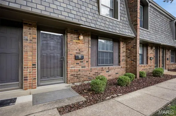 1871 Mansard DR, St Louis, MO 63125