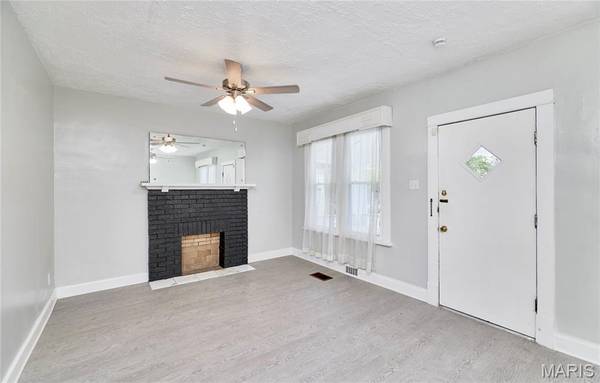 6462 Wanda AVE, St Louis, MO 63116