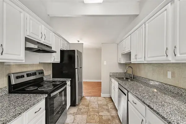 225 Mohican LN, Florissant, MO 63033