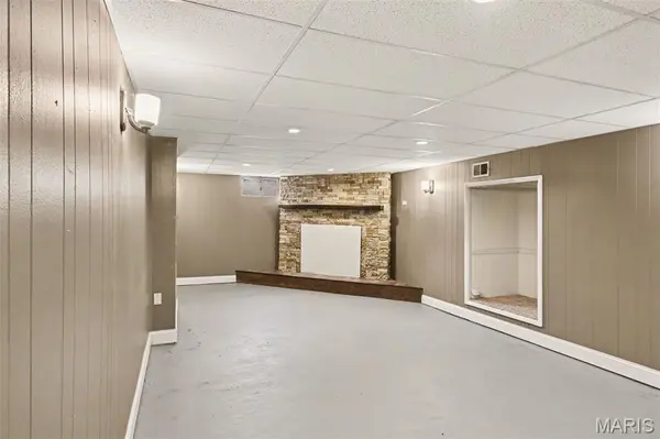 225 Mohican LN, Florissant, MO 63033