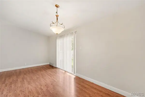 225 Mohican LN, Florissant, MO 63033