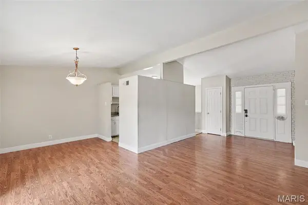 225 Mohican LN, Florissant, MO 63033