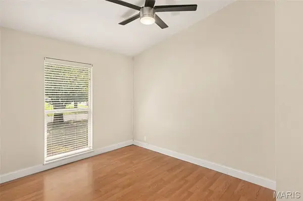 225 Mohican LN, Florissant, MO 63033