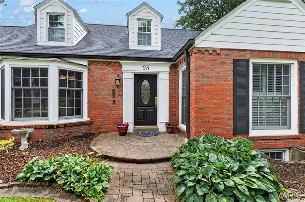38 Tulip DR, Webster Groves, MO 63119