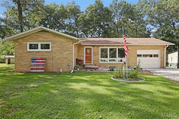 31 Briarwood DR, Hillsboro, IL 62049