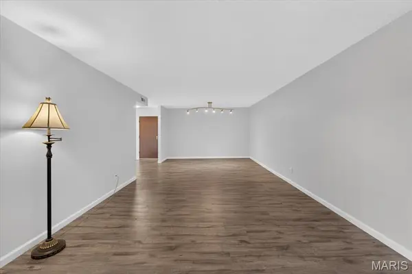 585 Coeur De Royale DR #201, Creve Coeur, MO 63141