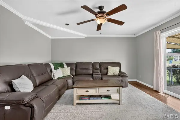 3434 Laura LN, St Louis, MO 63125