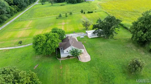 25159 E County Line RD, Waggoner, IL 62572