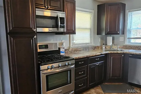 1822 Pine Tree ST, St Peters, MO 63376