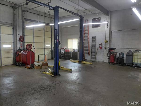 2001 Woodson RD, Overland, MO 63114