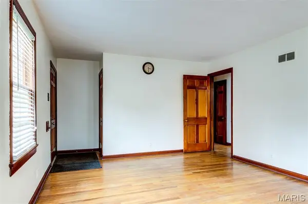 8746 North AVE, St Louis, MO 63114