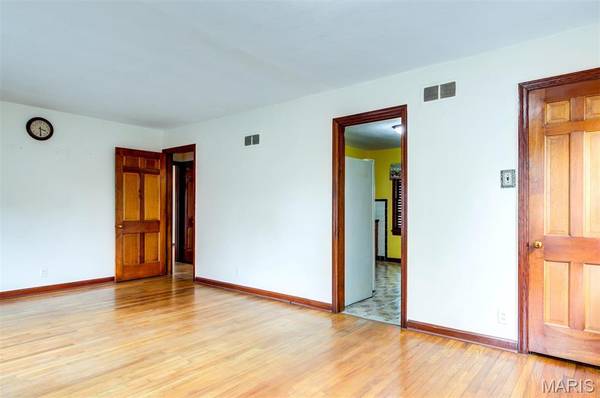 8746 North AVE, St Louis, MO 63114
