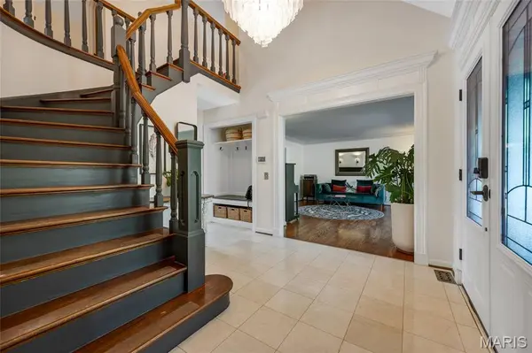 332 Ladue Lake DR, Creve Coeur, MO 63141