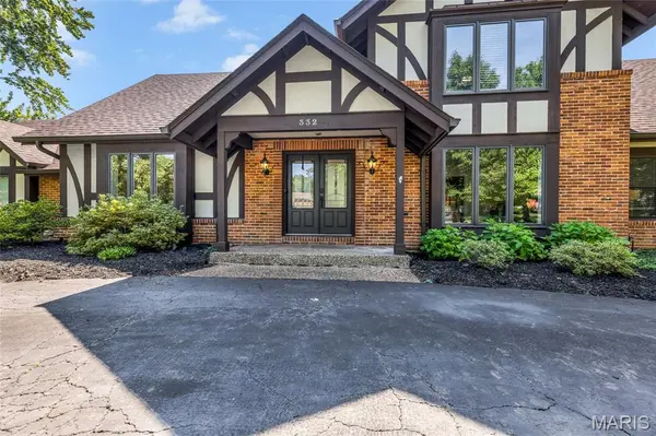 332 Ladue Lake DR, Creve Coeur, MO 63141