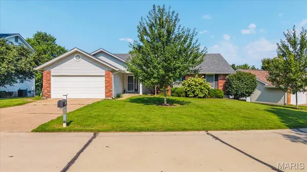25 Park PL, St Peters, MO 63376