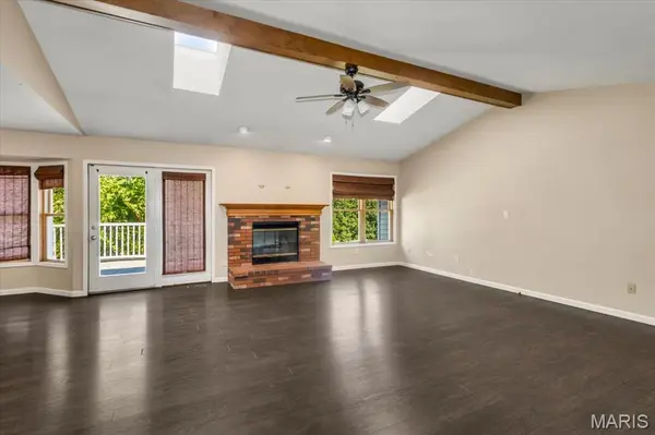 25 Park PL, St Peters, MO 63376