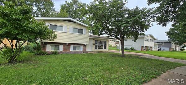13 Floweridge LN, Florissant, MO 63031