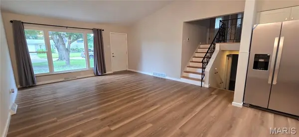 13 Floweridge LN, Florissant, MO 63031