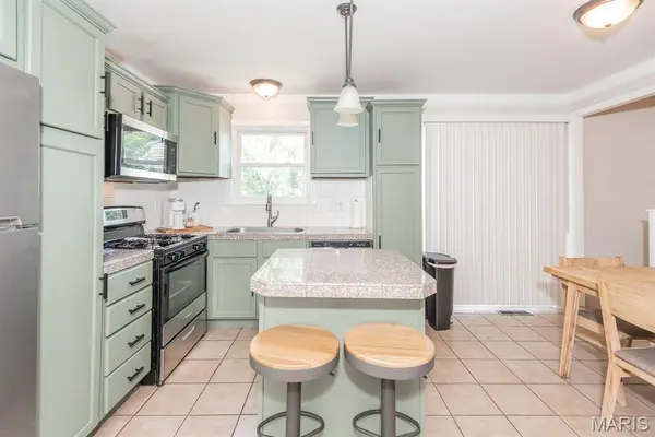 3200 Denton LN, St Charles, MO 63301