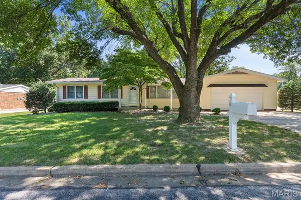 14 Connie DR, St Charles, MO 63301