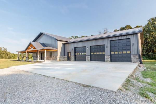 27230 Pelican DR, Lebanon, MO 65536