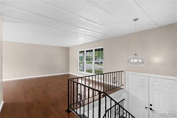 6018 Gatling DR, Oakville, MO 63129