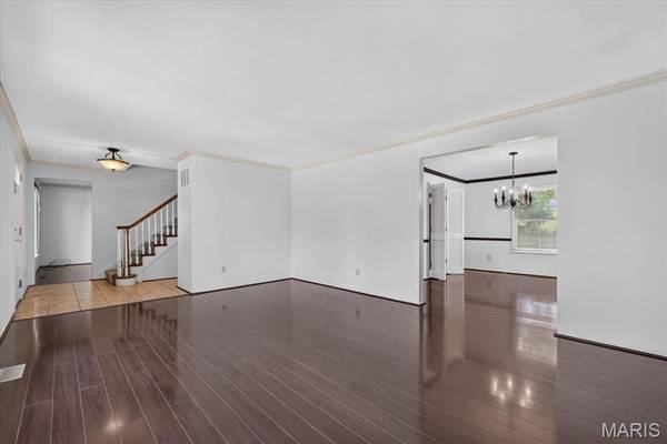689 Henry AVE, Ballwin, MO 63011