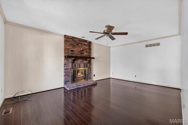 689 Henry AVE, Ballwin, MO 63011
