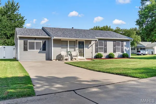 2 Lone Elk LN, St Peters, MO 63376