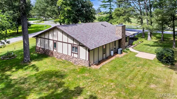 100 Lakewood DR, Columbia, IL 62236