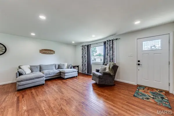 251 Peffer LN, Fenton, MO 63026