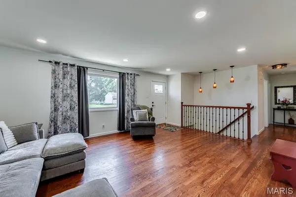 251 Peffer LN, Fenton, MO 63026