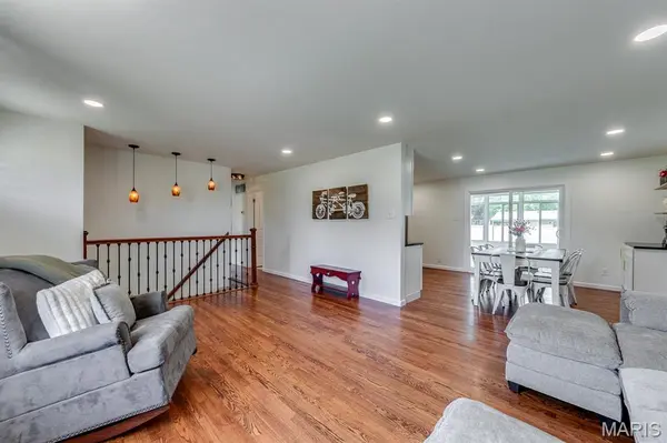 251 Peffer LN, Fenton, MO 63026