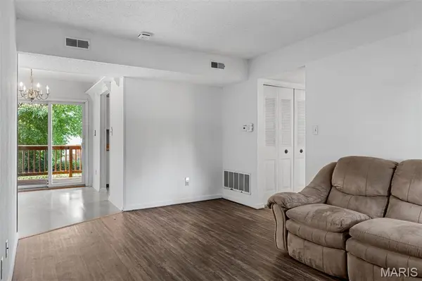 9134 Eager RD, St Louis, MO 63144