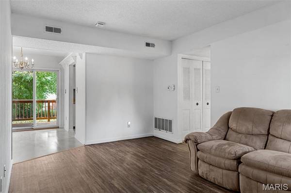 9134 Eager RD, St Louis, MO 63144