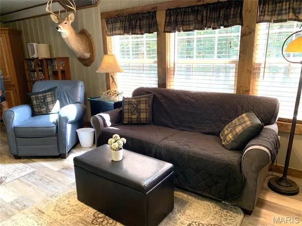 37 Meadow DR, New Haven, MO 63068