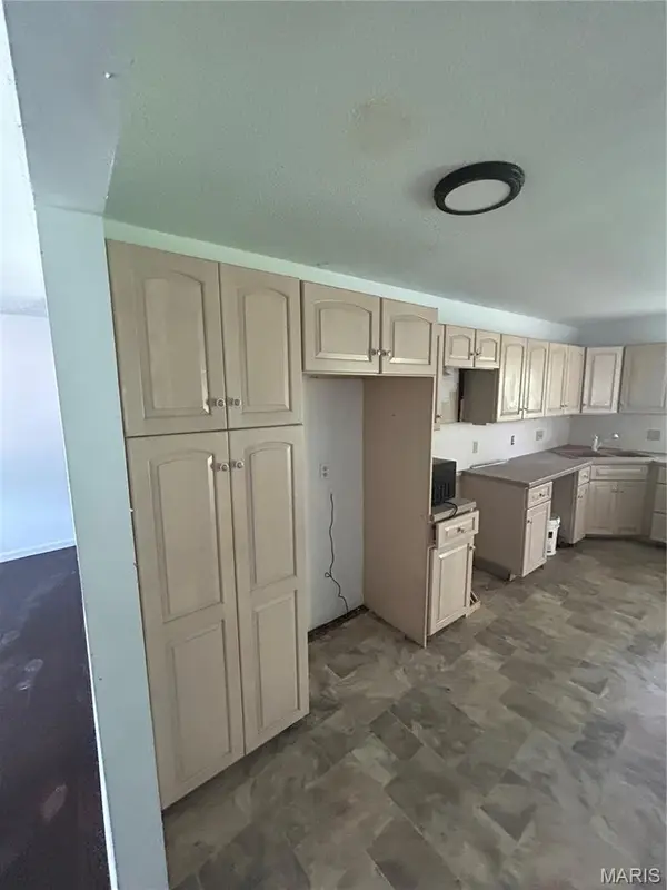 325 Moule DR, Florissant, MO 63031