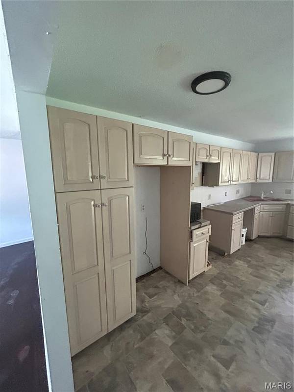 325 Moule DR, Florissant, MO 63031