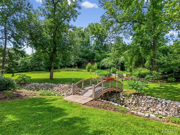 11706 Doverhill DR, Sunset Hills, MO 63128