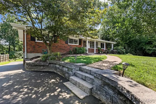 11706 Doverhill DR, Sunset Hills, MO 63128