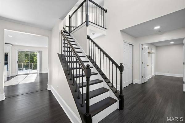 3120 Crystal Lake DR, Oakville, MO 63129