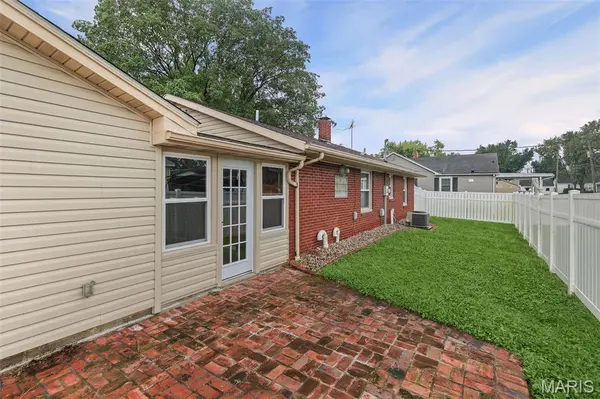 677 S Moore ST, Nashville, IL 62263
