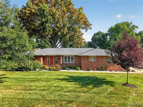 72 Champagne DR, Lake St Louis, MO 63367