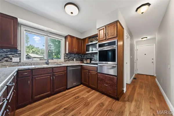 72 Champagne DR, Lake St Louis, MO 63367